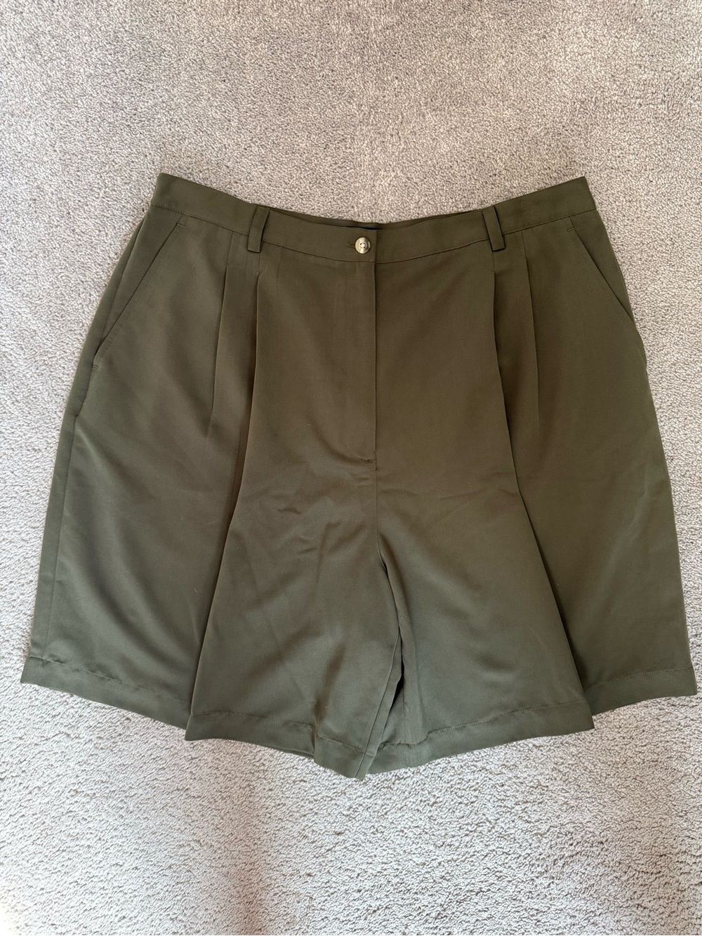 Karen Scott Olive Green Pleated Bermuda Shorts 20W Preppy Safari Chic Neutral